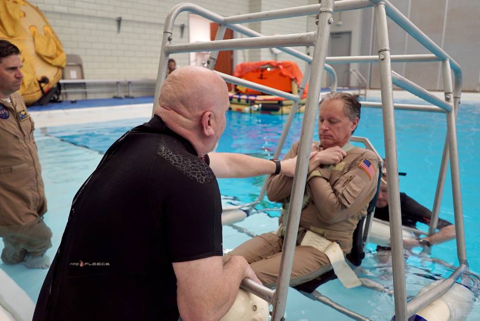 Pilotos da NASA se afundam em experiencia de como escapar de uma aeronave submersa