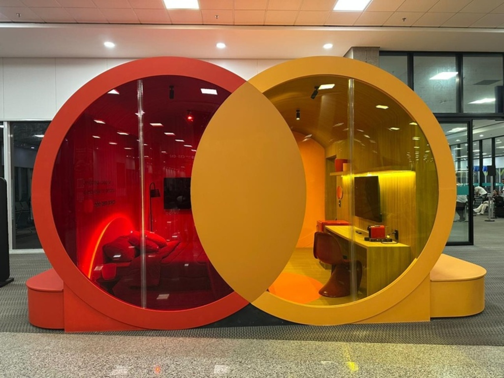 Mastercard surpreende viajantes com cápsula de descanso em experiência Priceless no Aeroporto do Galeão