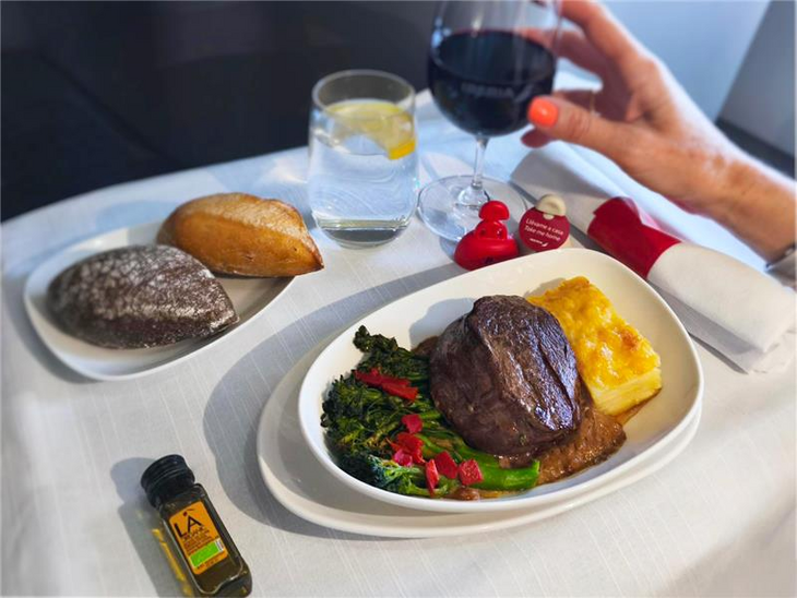 ⁠Iberia eleva a experiência gourmet a bordo com novos menus sazonais inspirados na culinária mediterrânea