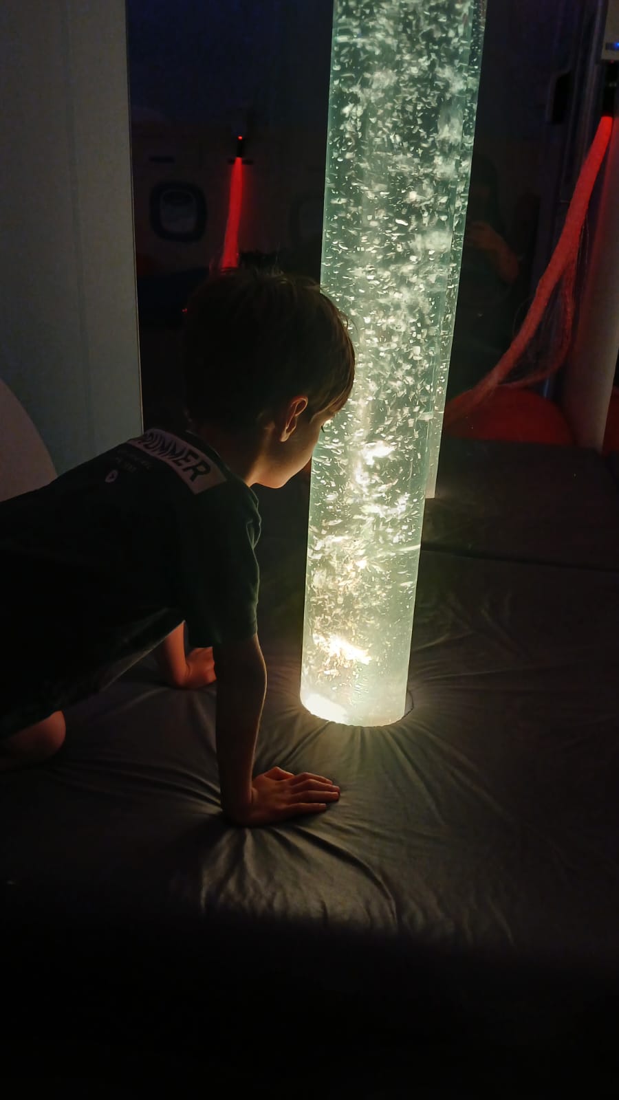 Vai viajar na Páscoa? Conheça os aeroportos que contam com salas multissensoriais para crianças com TEA